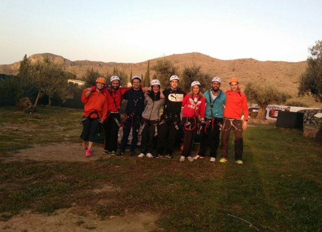 Visitantes del parque de tirolinas en Zaragoza.JPG